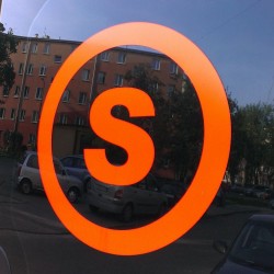 Naklejki z folii fluorescencyjnych